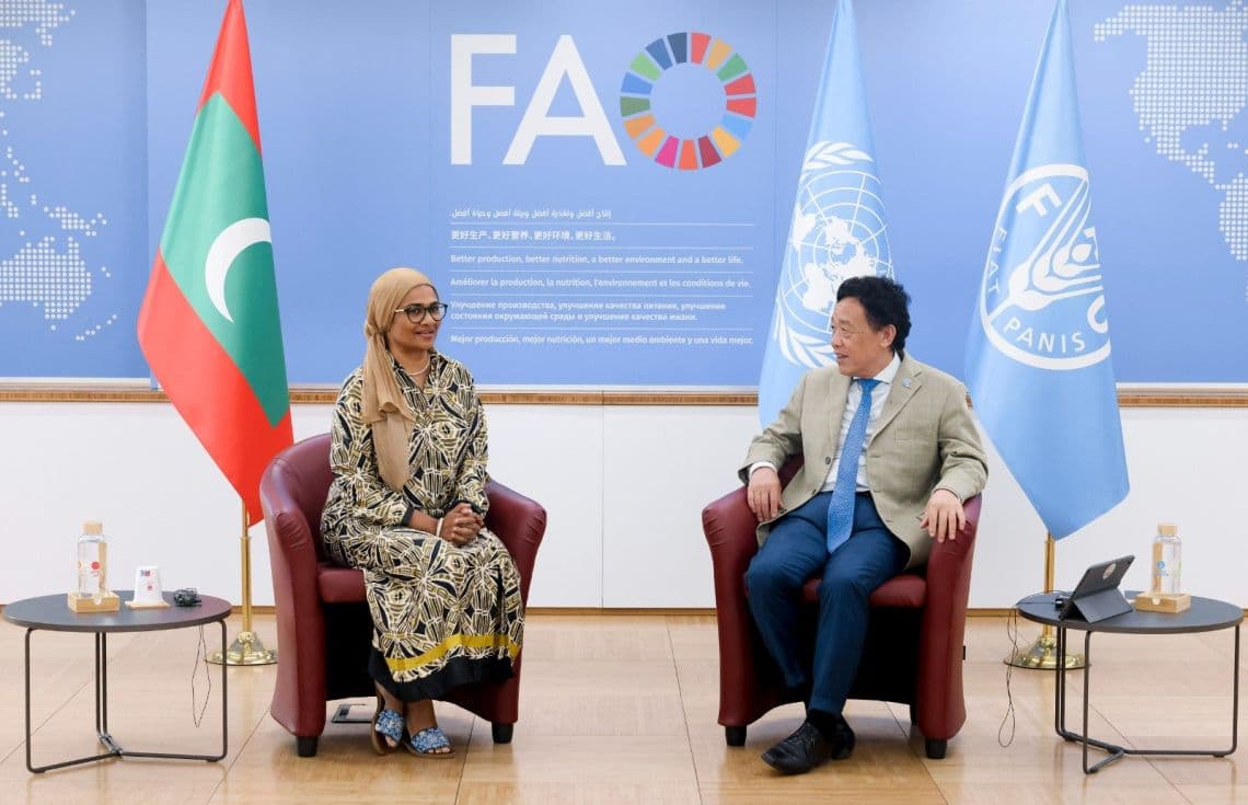 މިނިސްޓަރު މާރިޔާ އެފްއޭއޯގެ ޑިރެކްޓަރާ ބައްދަލުކުރެއްވުން / ފޮޓޯ: ޕޮލިސް