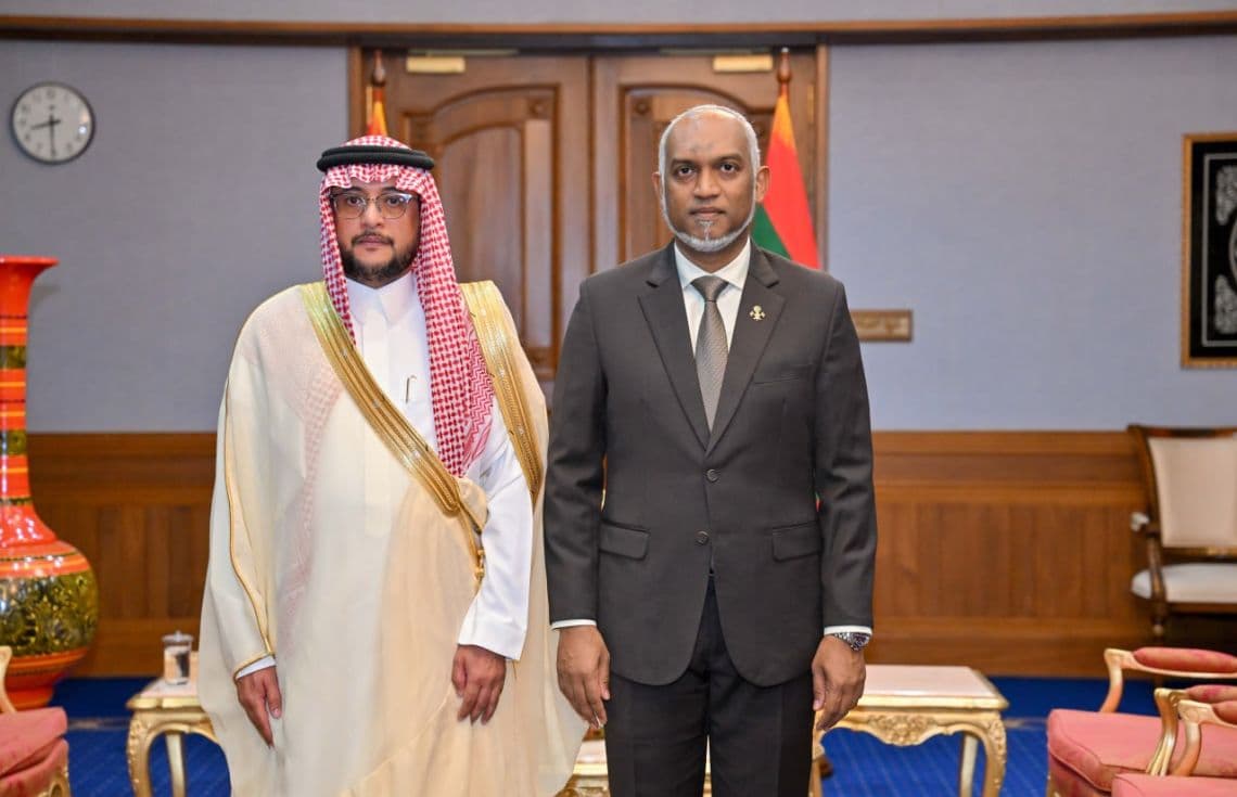 ސަޢޫދީ ޢަރަބިއްޔާ ސަރުކާރުން ދިވެހިރާއްޖެއަށް ކަނޑައެޅުއްވި އައު ސަފީރު، ހިޒް އެކްސަލަންސީ ޔަޙްޔާ ޙަސަން އަލްޤަޙްޠާނީ އާއި ރައީސުލްޖުމްހޫރިއްޔާ ޑރ. މުޙައްމަދު މުޢިއްޒު. / ފޮޓޯ: ރައީސް އޮފީސް
