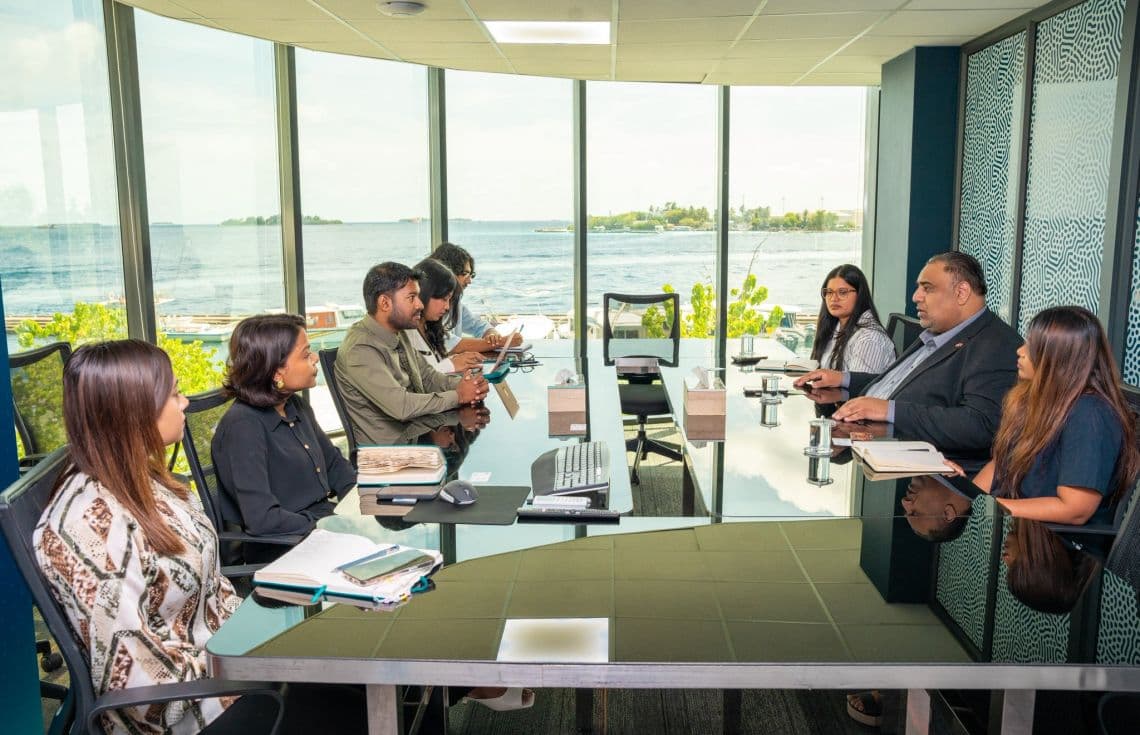 އެމްއެމްޕީއާރުސީއާ ރާއްޖޭގައި ހުންނަ އިނގިރޭސިވިލާތުގެ ހައިކޮމިޝަންގެ އިސްވެރިންނާ ބައްދަލުކުރެއްވުން/ ފޮޓޯ: އެމްއެމްޕީއާރުސީ