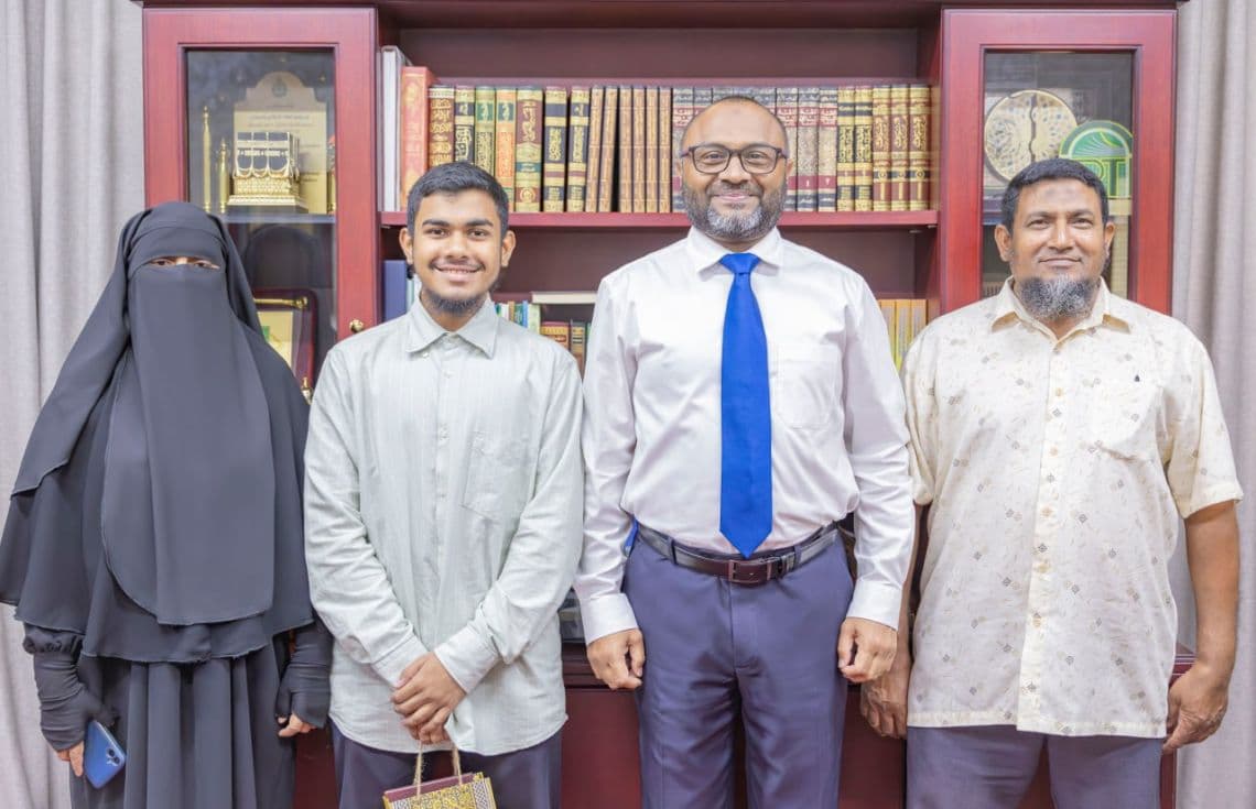 ހާފިޒުކަމުގެ ސަނަދު ހާސިލްކުރި ހާފިޒަކާއި އޭނާގެ އާއިލާއާއެކު މިނިސްޓަރު ޝަހީމް ފޮޓޯއެއް ނަންގަވަނީ / ފޮޓޯ: އިސްލާމިކް މިނިސްޓްރީ