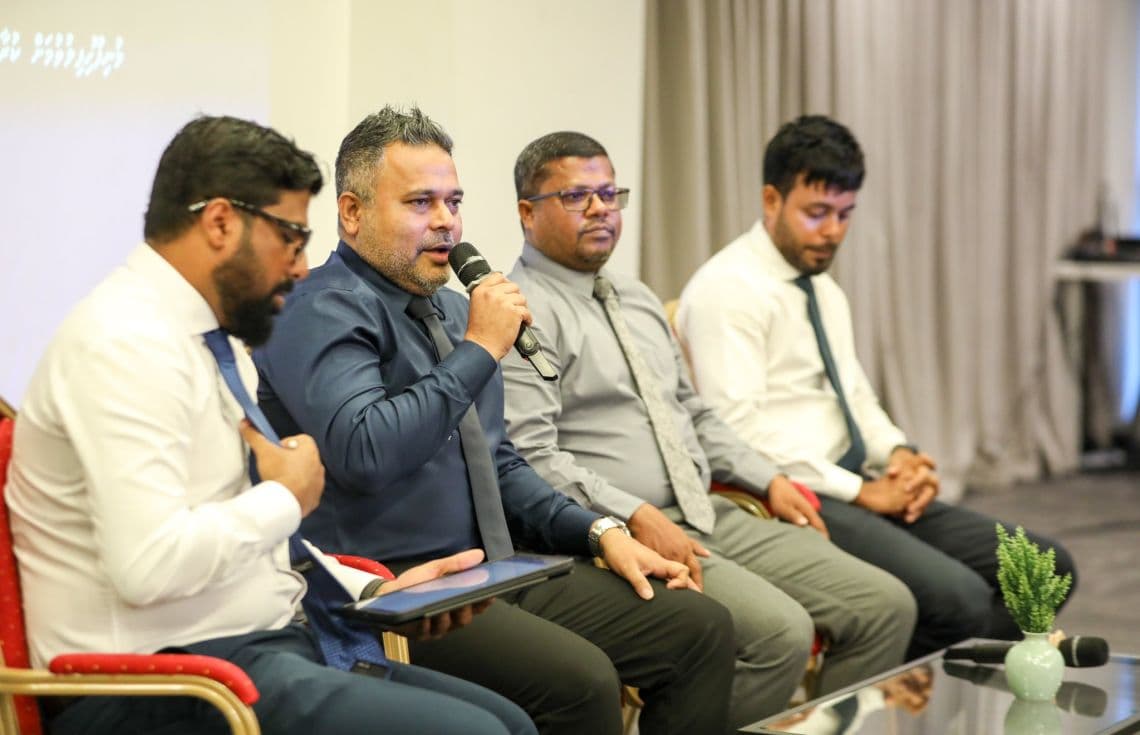 މުނިފޫހި ފިލުވުމަށް ކުރާ މަސްވެރިކަމުގައި ހަރަކާތްތެރިވާ ފަރާތްތަކަށް އަމާޒުކޮށްގެން ކުރިއަށްގެންދިޔަ މަސައްކަތު ބައްދަލުވުމުގައި ވަޒީރު ޝިޔާމް ވާހަކަދައްކަވަނީ. / ފޮޓޯ: ވުޒާރާ