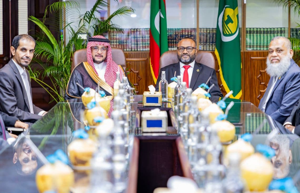 މި ބައްދަލުކުރެއްވުމުގައި ވަޒީރު ވަނީ ވުޒާރާގެ މަސައްކަތްތައް ކުރިއަށްދާ ގޮތުގެ މަޢުލޫމާތު ވެސް ސަފީރަށް އަރުއްވާފައި. / ފޮޓޯ: ވުޒާރާ