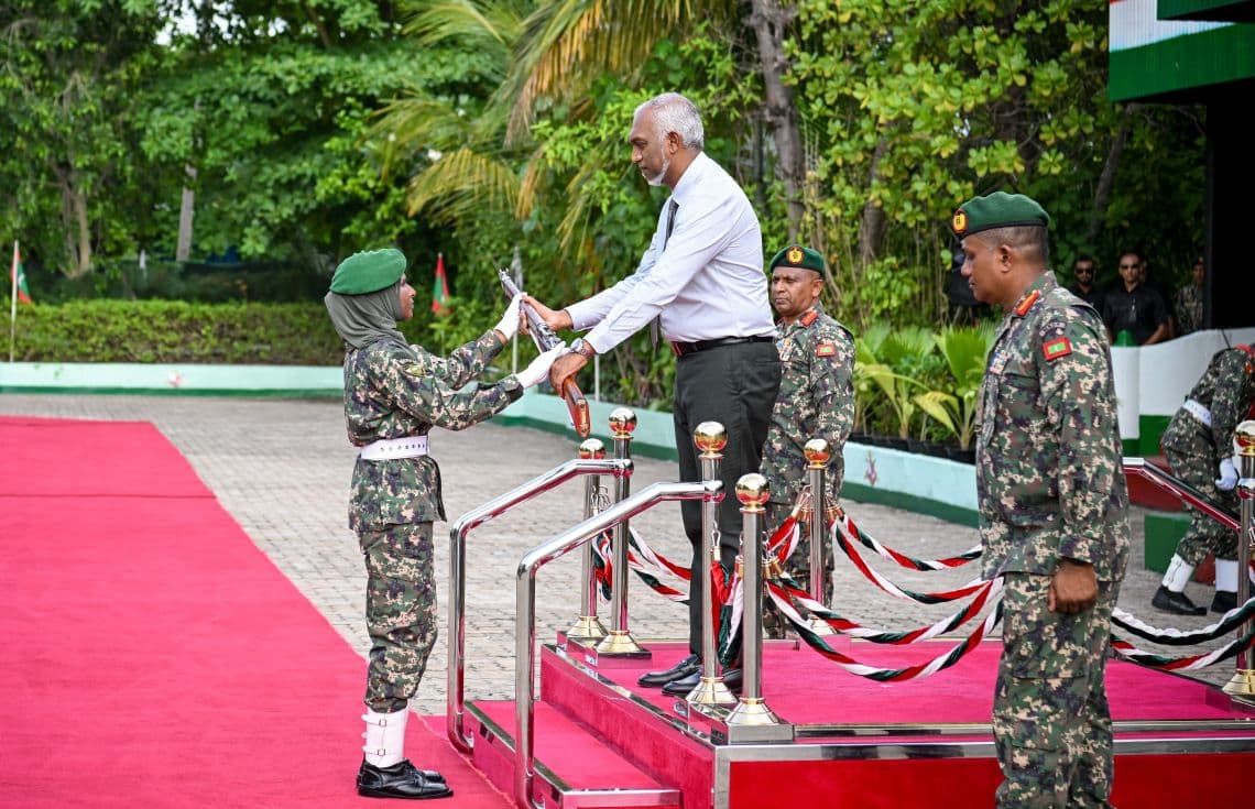 ސިފައިންގެ 70 ވަނަ އަސާސީ ތަމްރީނު ކޯހުން ދަސްވެނިވި ދަރިވަރުން ހުވާކުރުމާއި ހަތިޔާރު އެޅުމުގެ ރަސްމިއްޔާތު ރައީސް ޑރ. މުޙައްމަދު މުޢިއްޒު ޝަރަފުވެރިކޮށްދެއްވަނީ. / ފޮޓޯ: ރައީސް އޮފީސް