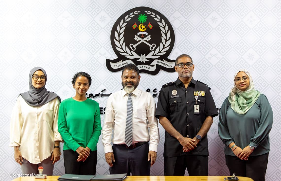 ކަރެކްޝަންސްއިން ސޮނެވާ ނަމޫނާއެކު، ސަސްޓޭނަބަލް ވޭސްޓް މެނޭޖްމަންޓް މަޝްރޫޢުއެއް ކުރިއަށް ގެންދިއުމާބެހޭގޮތުން ފަހުމްނާމާއެއްގައި ސޮއިކުރުން/ ފޮޓޯ: ކަރެކްޝަންސް
