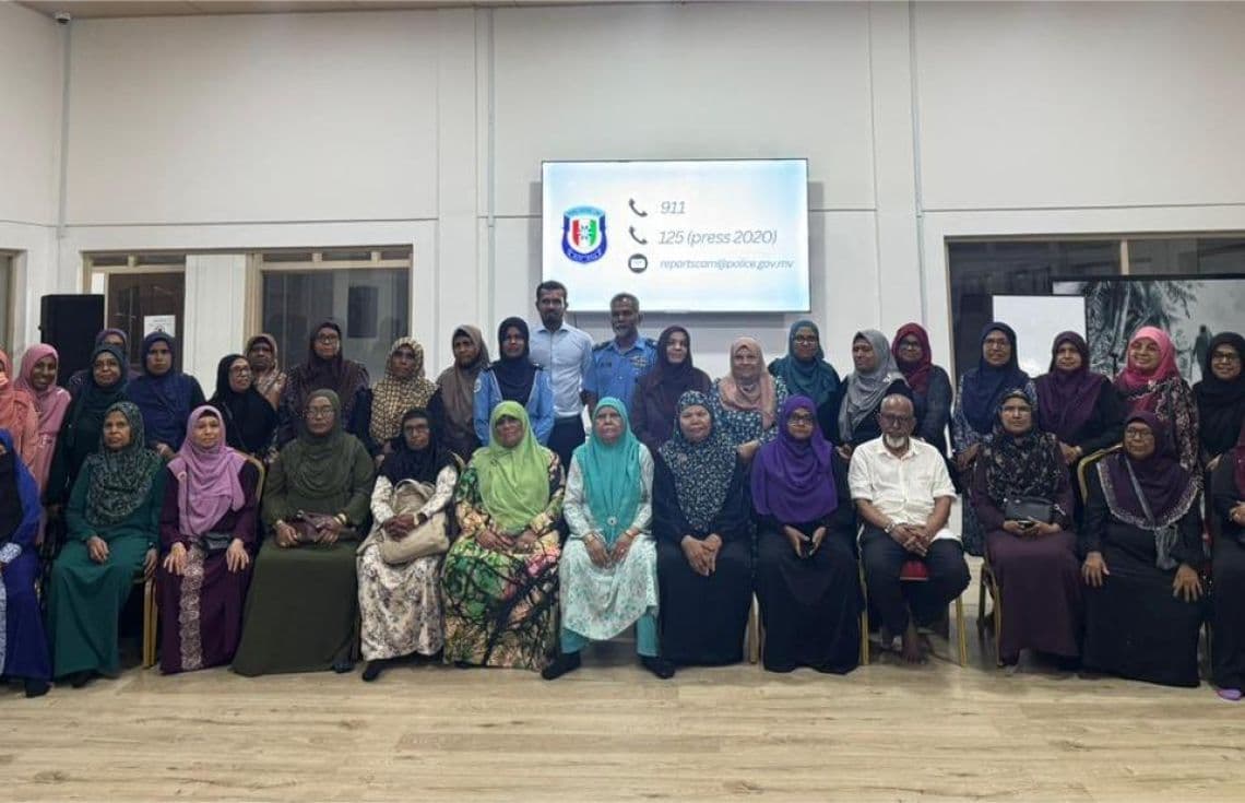 ސްކޭމްތަކާ ގުޅޭގޮތުން އިސްރަށްވެހިން ހޭލުންތެރިކުރުވުމަށް ފުލުހުން ކުރިއަށްގެންދިޔަ ސެޝަން. / ފޮޓޯ: ފުލުހުން
