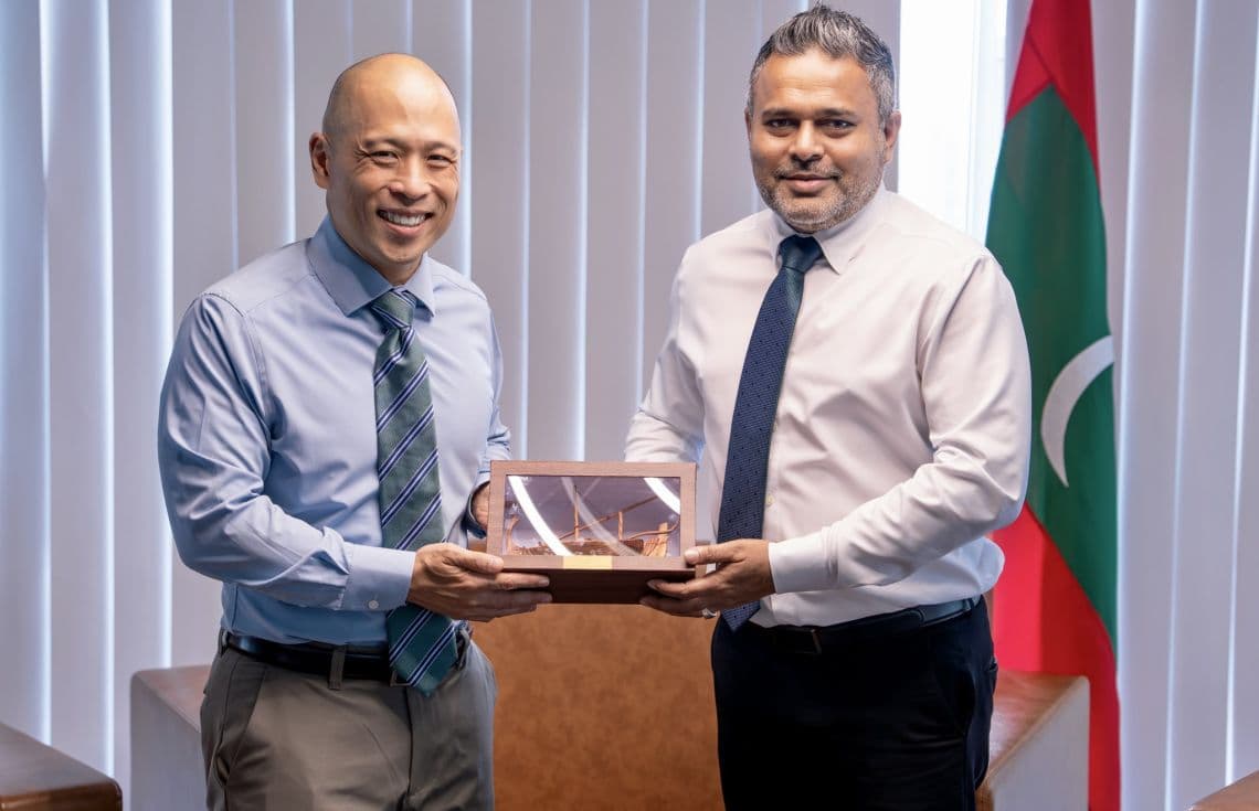 ސްވެރިކަމާއި ކަނޑުގެ ވަސީލަތްތަކާ ބެހޭ ވަޒީރު އަޙްމަދު ޝިޔާމާއި އެމެރިކާއިން ދިވެހިރާއްޖެއަށް ކަނޑައަޅުއްވާފައި ހުންނަވާ ސަފީރު ހޫގޯ ޔޫހޮން ޔޮން /ފޮޓޮ: މަސްވެރިކަމާއި ކަނޑުގެ ވަސީލަތްތަކާ ބެހޭ ވުޒާރާ