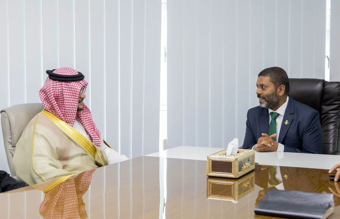 ސަޢުދީ ޢަރަބިއްޔާގެ ސަރުކާރުން ދިވެހިރާއްޖެއަށް ކަނޑައެޅުއްވި އާ ސަފީރު ޔަޙްޔާ ޙަސަން އަލްޤަހްޠާނީ އާ ކުޅިވަރާ ހަށިހެޔޮކަމާ ބެހޭ ވަޒީރު ޢަބްދުﷲ ރާފިޢު ބައްދަލުކުރެއްވުން. / ފޮޓޯ: ވުޒާރާ