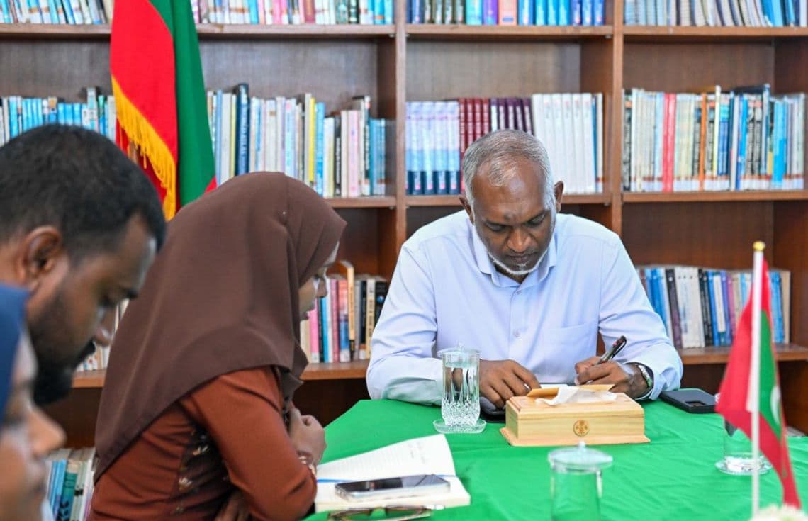 ގދ. އަތޮޅު ތަޢުލީމީ މަރުކަޒުގައި އެ އަތޮޅު ކައުންސިލާ ރައީސް ބައްދަލުކުރެއްވުމަށް. / ފޮޓޯ: ރައީސް އޮފީސް