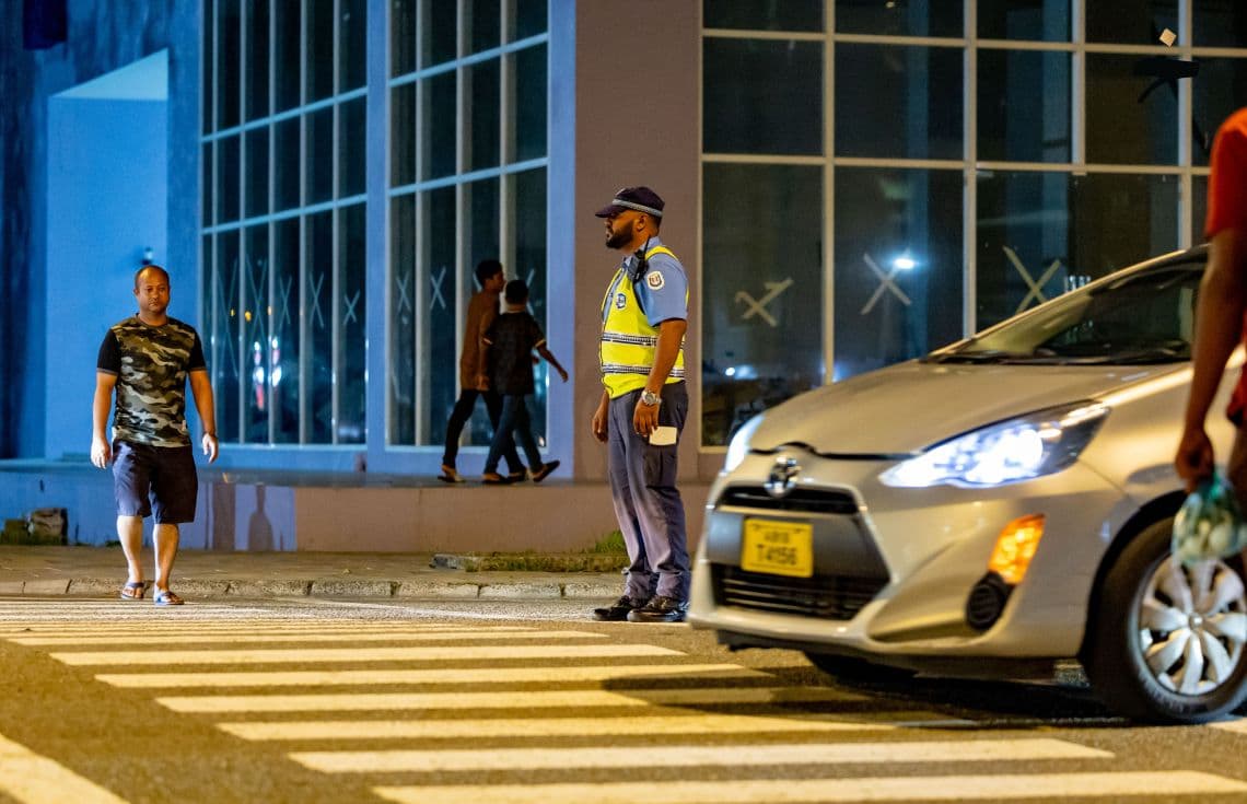 ފުލުހުން ހުޅުމާލޭގެ މަގެއްގެ ޓްރެފިކް ބަލަހައްޓަނީ / ފޮޓޯ: ޚުލާސާ