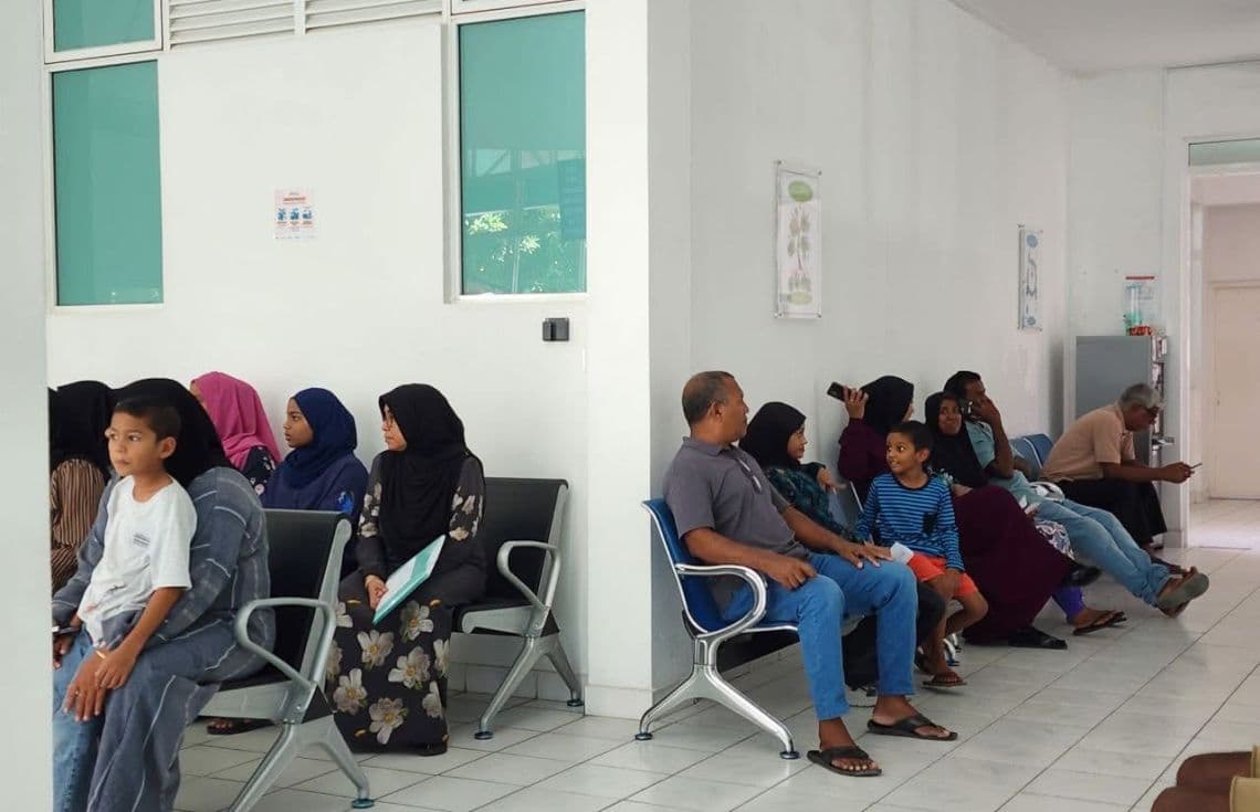 އޭޑީކޭއިން ބ. އަތޮޅުގައި ކުރިއަށްގެންދާ މެޑިކަލް ކޭމްޕުގެ ތެރެއިން. / ފޮޓޯ: އޭޑީކޭ ސިނާޖީ