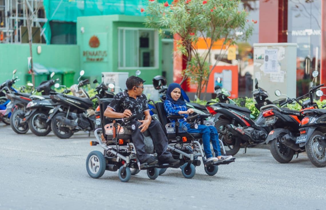 ބީއެމްއެލްއިން ޚާއްސަ އެހީ ބޭނުންވާމީހުންނަށް އެހީތެރިވުމަށް 33 މޮޓަރައިޒްޑް ވީލްޗެއަރ ހަދިޔާކުރަން/ ފޮޓޯ: ބީއެމްއެލް