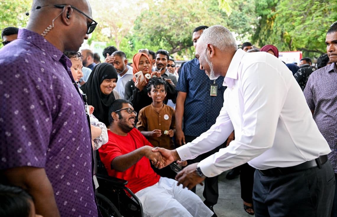 ހާއްސަ އެހީއަށް ބޭނުންވާ މީހަކާއި ރައީސް ސަލާން ކުރައްވަނީ/ ފޮޓޯ: ރައީސް އޮފީސް