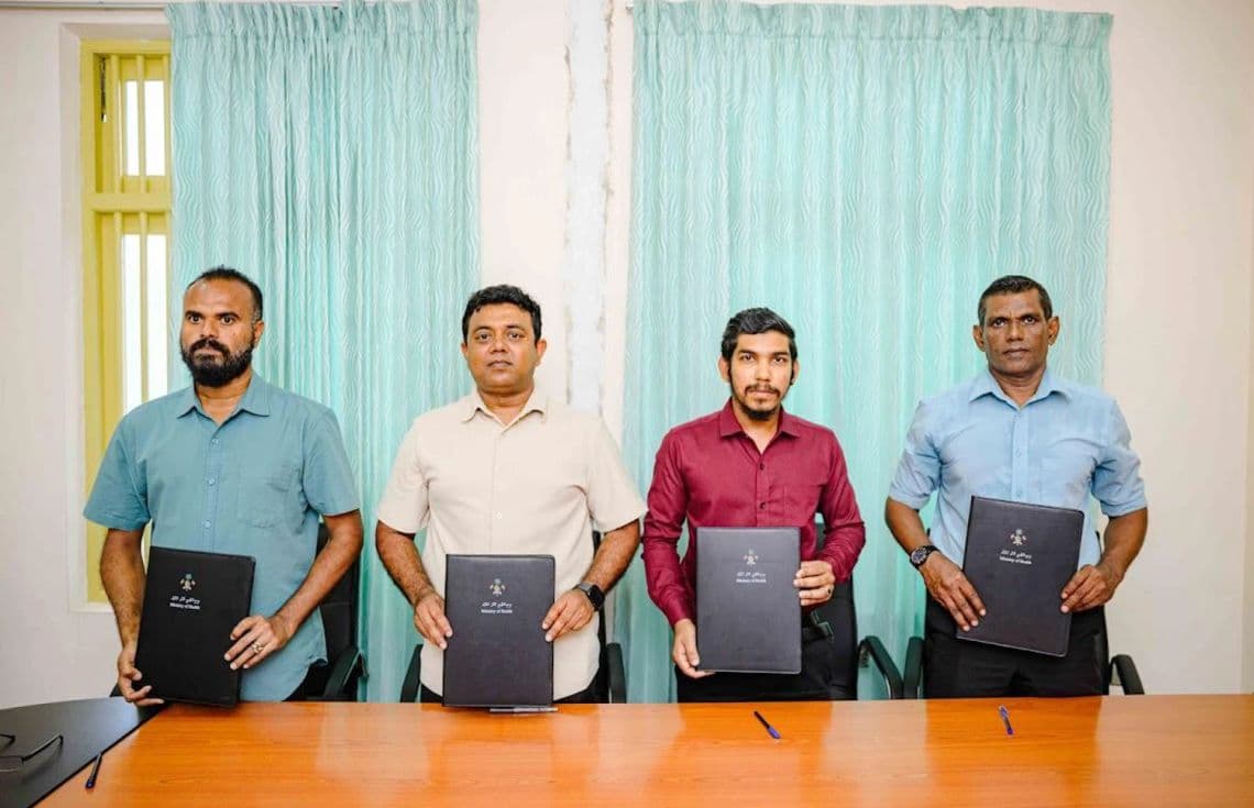 ހއ. ތަކަންދޫ ހެލްތު ސެންޓަރުގެ އެކްސްޓެންޝަން ޢިމާރާތުގެ މަސައްކަތް ފެށުމަށްޓަކައި ބިން ހަވާލުކުރުމަށް ފަހުމުނާމާގައި ސޮއިކުރުން. / ފޮޓޯ: ޞިއްޙީ ވުޒާރާ