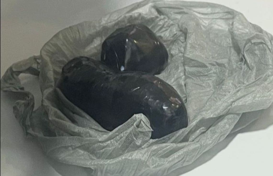 ލ. ގަމަށް އެތެރެކުރަން އުޅެނިކޮށް އަތުލައިގަތް މަސްތުވާތަކެތީގެ ބަރުދަނުގައި 321.40 ގްރާމް ހުރިކަމަށް ފުލުހުން ބުނި. / ފޮޓޯ: ފުލުހުން