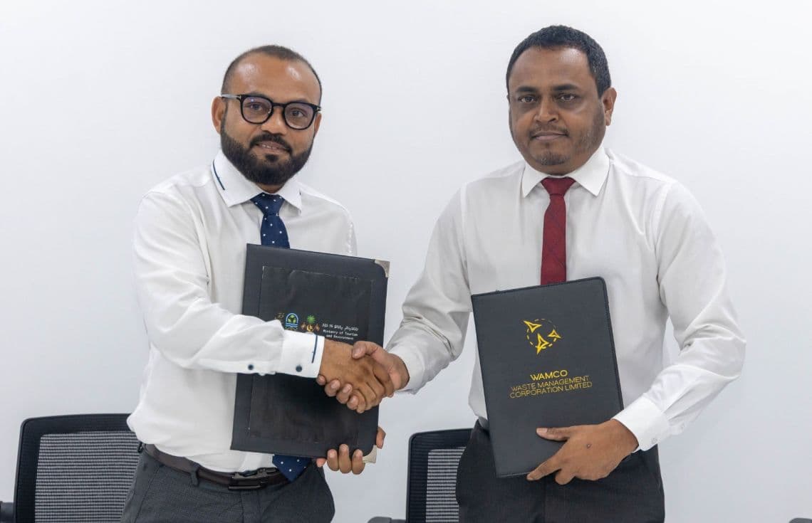 އައްޑޫގެ ނުރައްކާތެރި ކުންޏާއި ކެމިކަލް ރައްކާކުރާ މަރުކަޒު ހިންގުން ވެމްކޯއާ ހަވާލުކުރުމަށް ބޭއްވި ރަސްމިއްޔާތު / ފޮޓޯ: ތިމާވެއްޓާ ބެހޭ މިނިސްޓްރީ