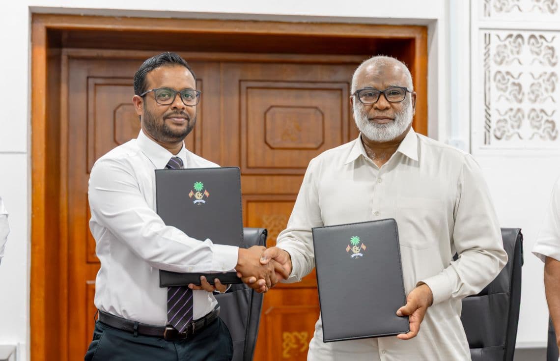 ނަޑެއްލާގެ އައު ބަނދަރު ހެދުމަށް ހެވީ ފޯސްއާ ހަވާލުކުރުން. / ފޮޓޯ: ޢިމާރާތްކުރުމާއި، ގެދޮރުވެރިކަމާއި ބިނާރާ ބެހޭ ވުޒާރާ
