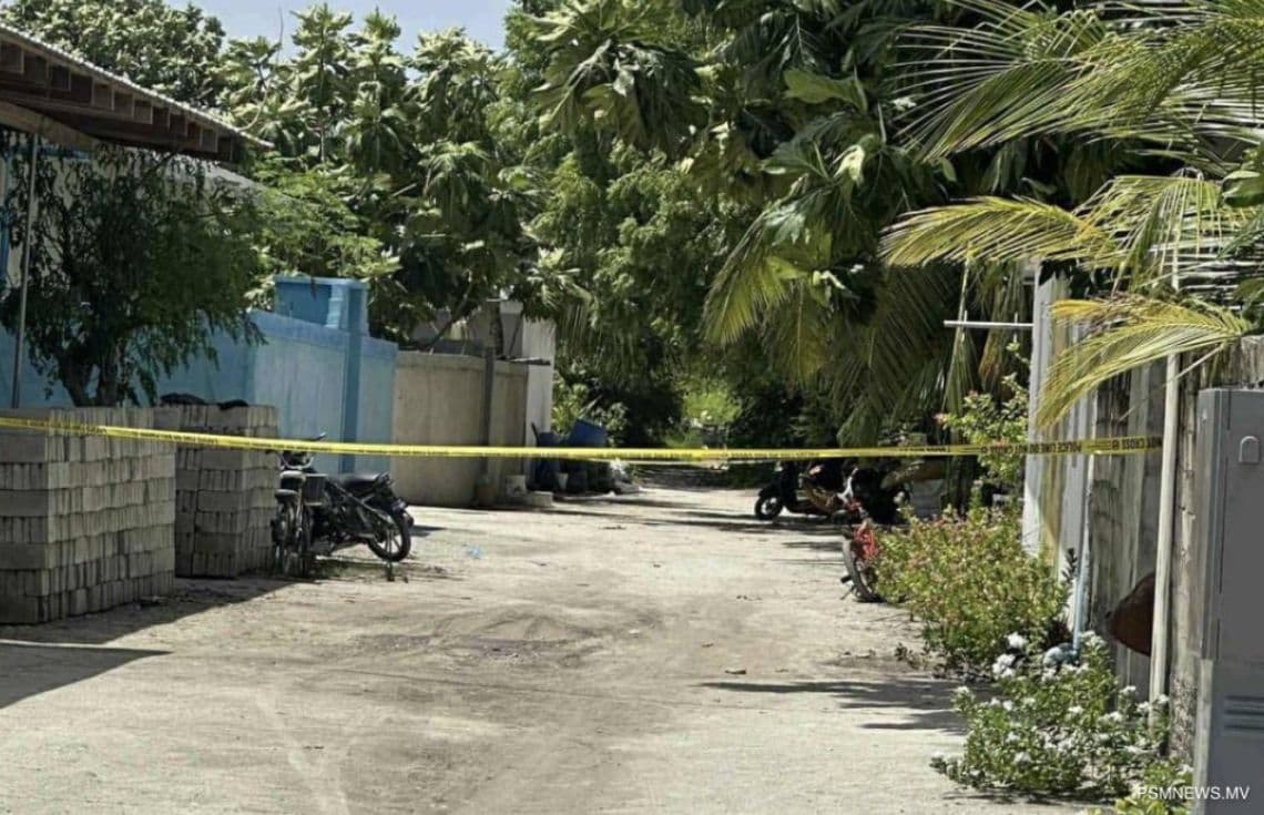 އަބްދުއްރަހްމާން އާދަމްގެ ގެ ހުންނަ ސަރަހައްދުގައި ފުލުހުން ޓޭޕު ދަމައި ބަންދުކޮށްފައި / ފޮޓޯ: ޕީއެސްއެމް