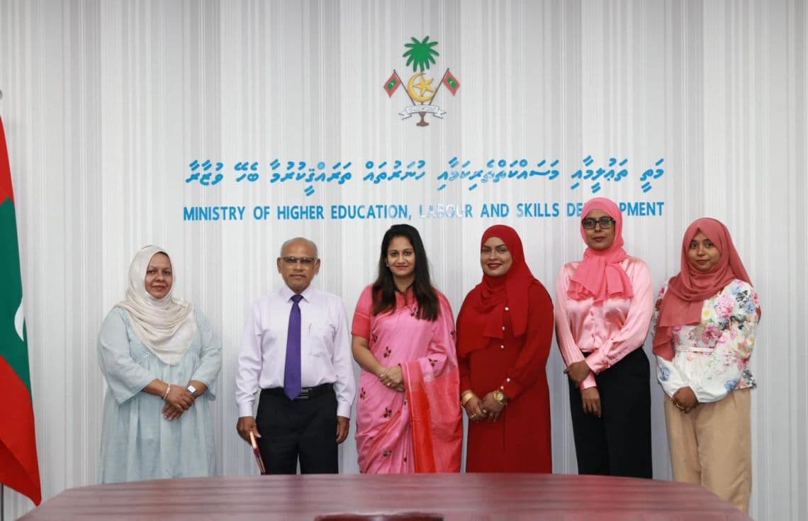 ސްރީ ލަންކާގެ ހައި ކޮމިޝަނަރު، ހަރ އެކްސެލެންސީ، މސ. ތިމުތު ދިސާނަޔަކާއާއި ދިވެހިރާއްޖޭގެ މަތީ ތަޢުލީމާއި މަސައްކަތްތެރިކަމާއި ހުނަރުތައް ތަރައްޤީކުރުމާއި ބެހޭ ވުޒާރާގެ އިސްވެރިން ބައްދަލުކުރެއްވުން. / ފޮޓޯ: ވުޒާރާ