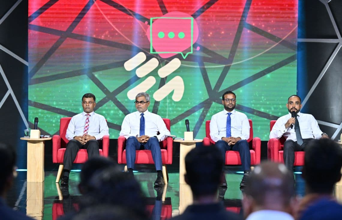 ރޭ ބޭއްވި ހަވަނަ އަހާ ފޯރަމްގައި ޒުވާނުން ބާރުވެރިކުރުވުމާއި، މައުލޫމާތާއި ފަންނާ ބެހޭ ވަޒީރު އިބްރާހިމް ވަހީދު (އަސްވާޑު) މައުލޫމާތުދެއްވަނީ. / ފޮޓޯ: ރައީސް އޮފީސް