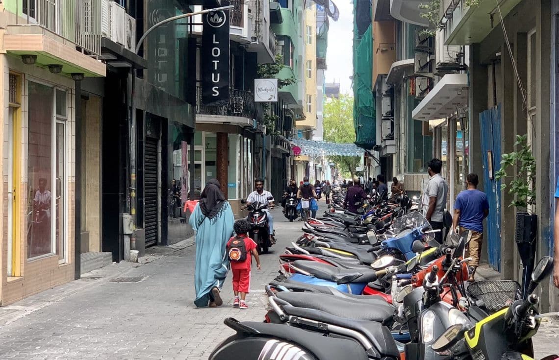 މާލޭގެ މަގެއްމަތިން މީހަކު ހިނގާފައި ދަނީ. ހިނގާ މީހުންނަށް ހާއްސަ ދުވާރު ހުންނައިރުވެސް މަގުމެދުން ހިނގާބިނގާވެ އުޅުންވަނީ އާދައަކަށްވެފައި----