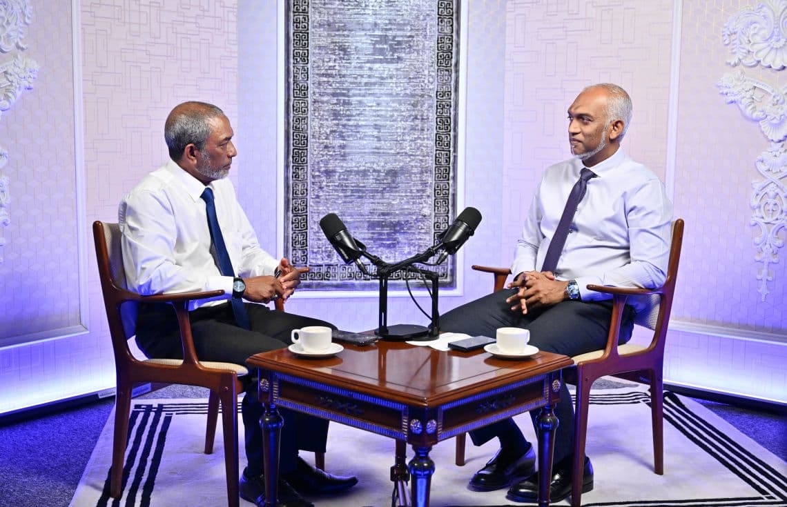 ރައީސް ޑރ. މުހައްމަދު މުއިއްޒު ރައްޔިތުންނާ އެކު" ސިލްސިލާ ޕޮޑްކާސްޓްގެ އަށްވަނަ ޕްރޮގްރާމުގައި. ވިދާޅުވީ އެއާޕޯޓުގެ އާ ޓާމިނަލުގެ ކްރެޑިޓް ތިން ރައީސުންނަށްވެސް ހައްގު---ފޮޓޯ:ރައީސް އޮފީސް