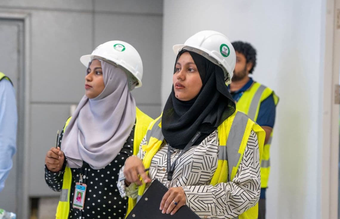 ވީއައިއޭގެ އާ ޓާމިނަލްގެ ސަލާމަތީ ކަންކަމުގެ އިންސްޕެކްޝަންތައް ޑާސާގެ މުވައްޒަފުން ކުރަނީ / ފޮޓޯ: އެމްއޭސީއެލް