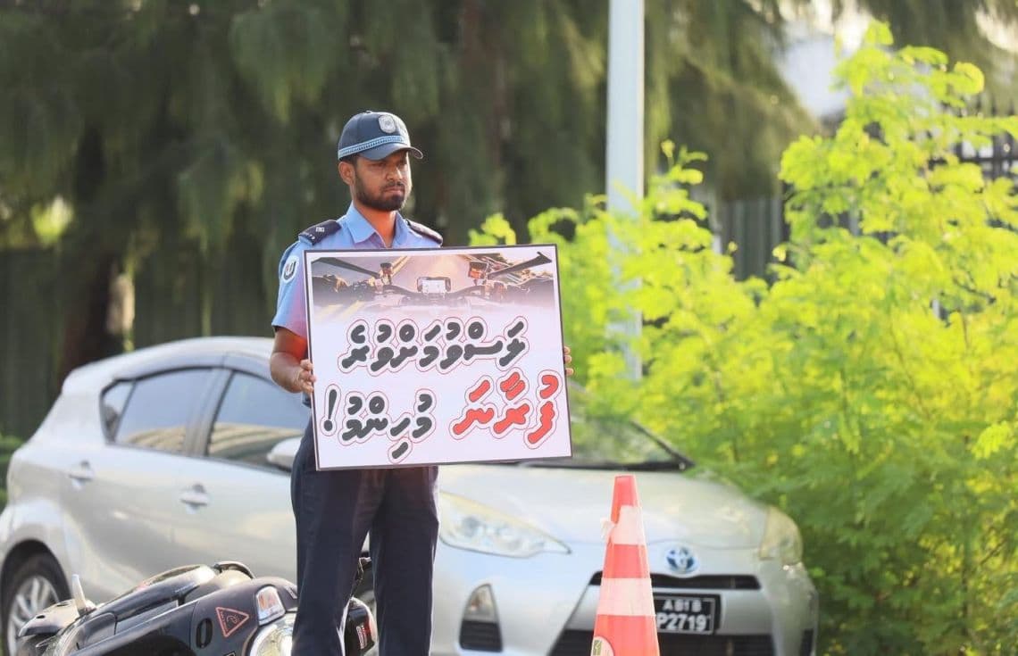 "ލަސްވުމަށް ވުރެ ފުރާނަ މުހިންމު" މިހެން ޖަހާފައިވާ ބޯޑުތައް ހިފައިގެން ފުލުހުން މަގުމަތީގައި އާމުން ހޭލުންތެރިކުރުމުގެ ހަރާތްކުރިއަށް ގެންދަނީ/ ފޮޓޯ: ފުލުހުން