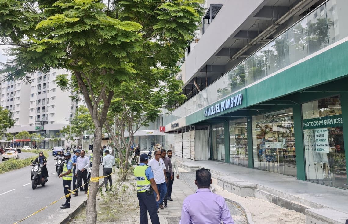 ހުޅުމާލެ ވިނަރެސް ފްލެޓަކުން މީހަކު ވެއްޓިގެން ފުލުހުން ހަރަކާތްތެރިވަނީ----ފޮޓޯ:ޚުލާސާ