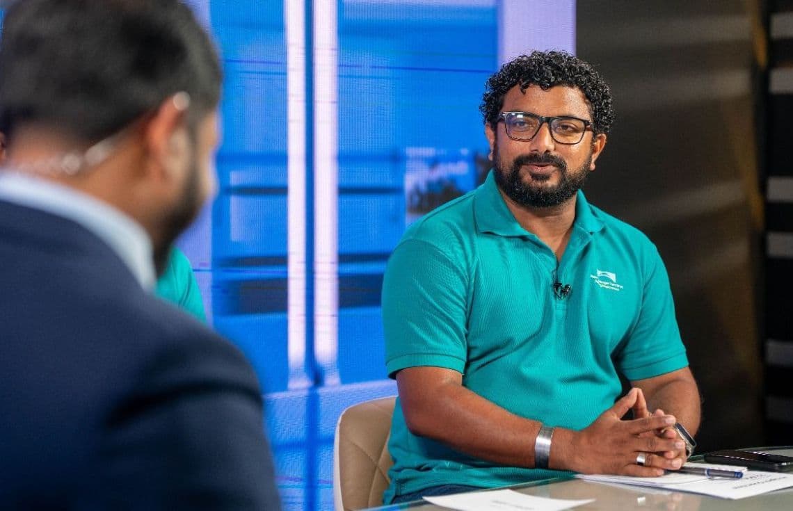 ޕީއެސްއެމްގެ "ރާއްޖެމިއަދު" ޕްރޮގްރާމުގައި އެމްއޭސީއެލްގެ ޑެޕިއުޓީ މެނޭޖިންގ ޑިރެކްޓަރ މުހައްމަދު ލަމްއާން މައުލޫމާތުދެއްވަނީ. / ފޮޓޯ: އެމްއޭސީއެލް