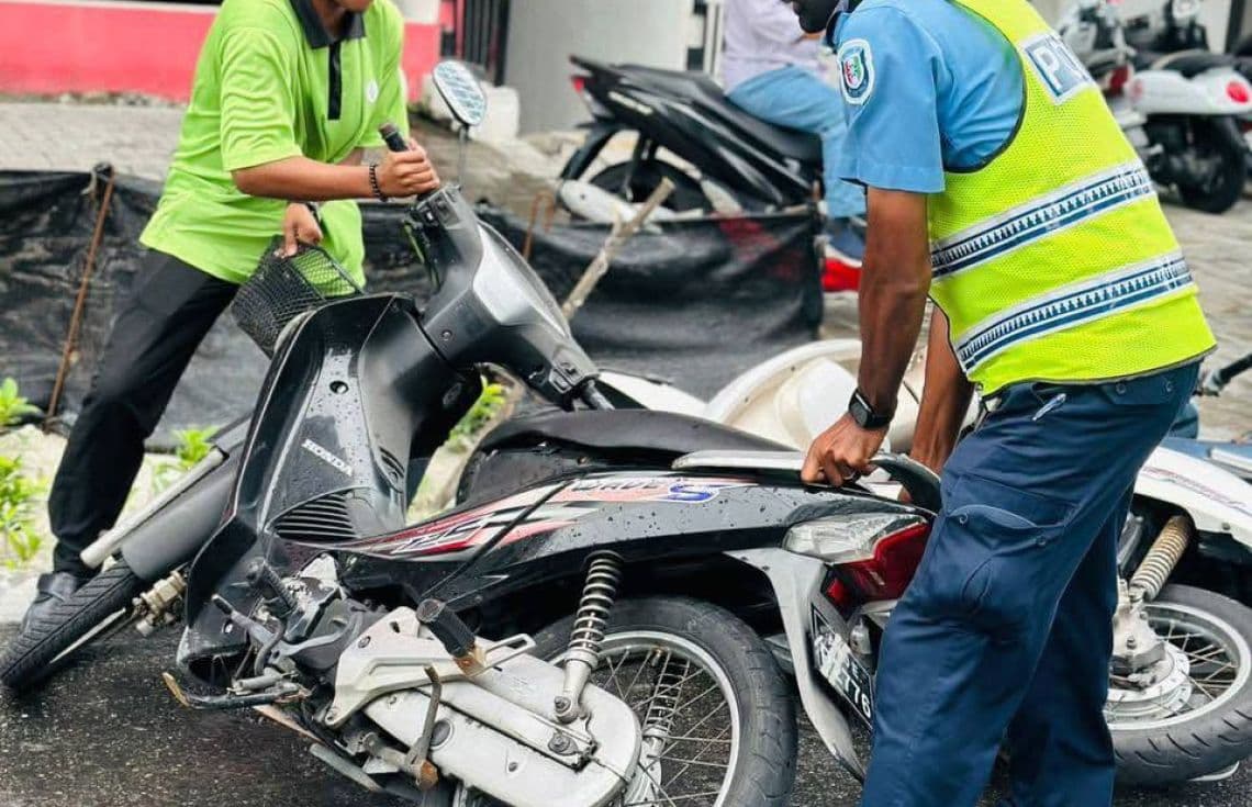 ގަވާއިދާ ހިލާފަށް ޕާކު ކޮށްފައިހުރި ސައިކަލެއް ފުލުހުން ޓޯ ކުރަނީ.--ފޮޓޯ:ހުޅުމާލެ ޕޮލިސް