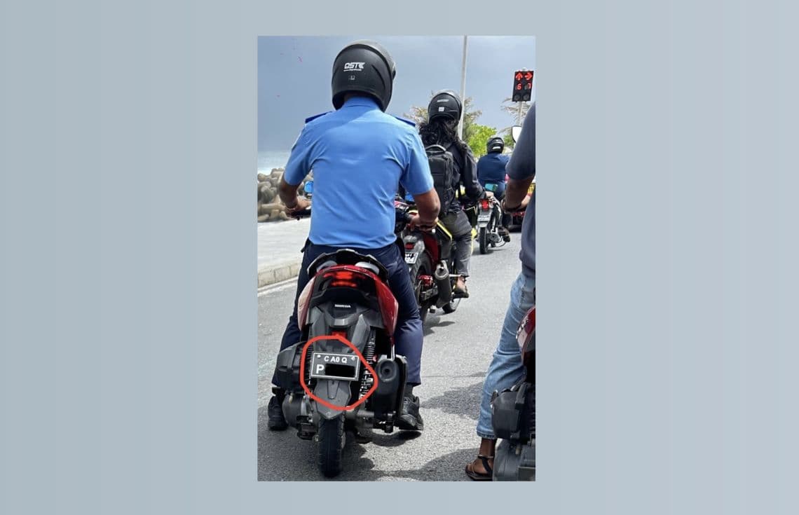 އެއްގަމު ދަތުރުފަތުރުގެ ގާނޫނާއި ހިލާފަށް ސައިކަލު ދުއްވި ފުލުސް މީހާ. / ފޮޓޯ: ސޯޝަލް މީޑިއާ
