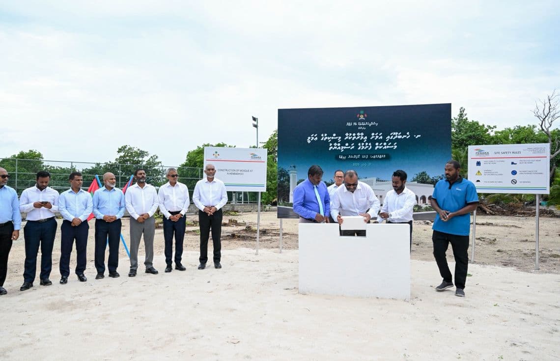 ހެނބަދޫގައި އަލަށް ގާއިމްކުރާ މިސްކިތުގެ ބިންގާ އެޅުން. / ފޮޓޯ: ރައީސް އޮފީސް