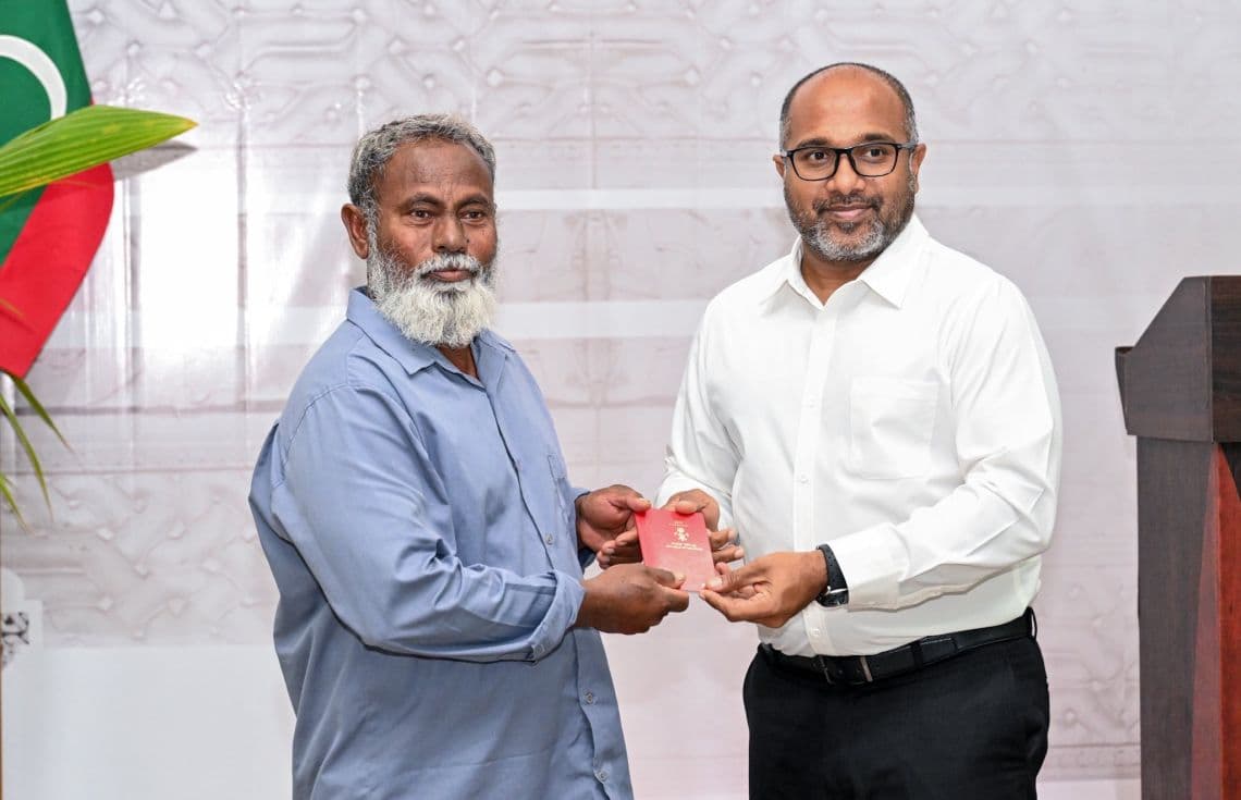 މަނަދޫގައި ޕާސްޕޯޓް ހިދުމަތް ދިނުން އިފްތިތާހުކުރުމުގެ ތެރެއިން---- ފޮޓޯ: ރައީސް އޮފީސް
