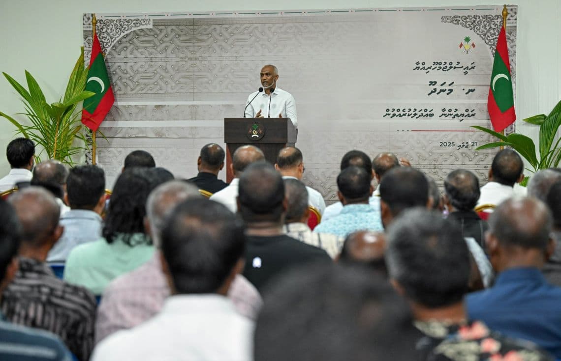 ރައީސް ޑރ. މުޙައްމަދު މުޢިއްޒު މަނަދޫ ރައްޔިތުންނާ ބައްދަލުކުރެއްވުން. / ފޮޓޯ: ރައީސް އޮފީސް