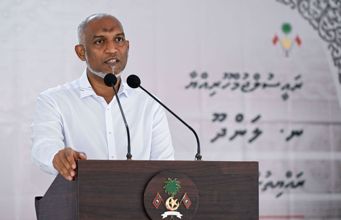 ރައީސް ލަންދޫ ރައްޔިތުންނާއި ބައްދަލުކުރައްވައި ވާހަކަ ދައްކަވަނީ. ފޮޓޯ:ރައީސް އޮފީސް