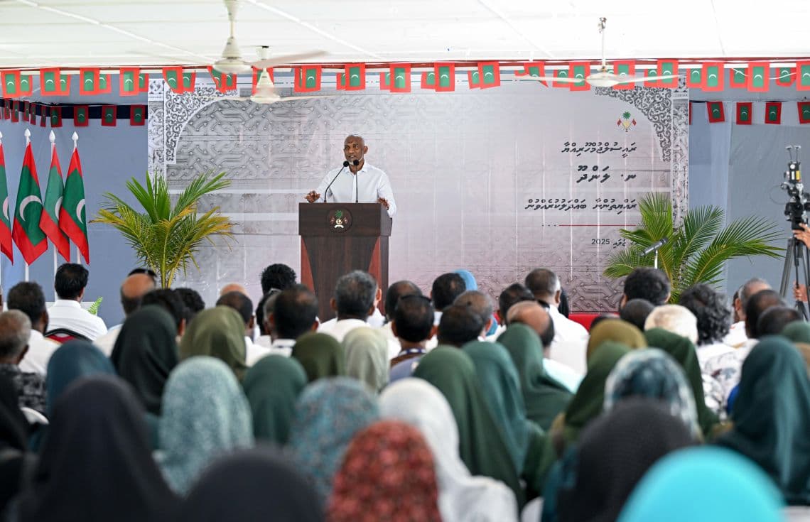 ރައީސް ޑރ. މުޙައްމަދު މުޢިއްޒު ލަންދޫ ރައްޔިތުންނާ ބައްދަލުކުރެއްވުން. / ފޮޓޯ: ރައީސް އޮފީސް