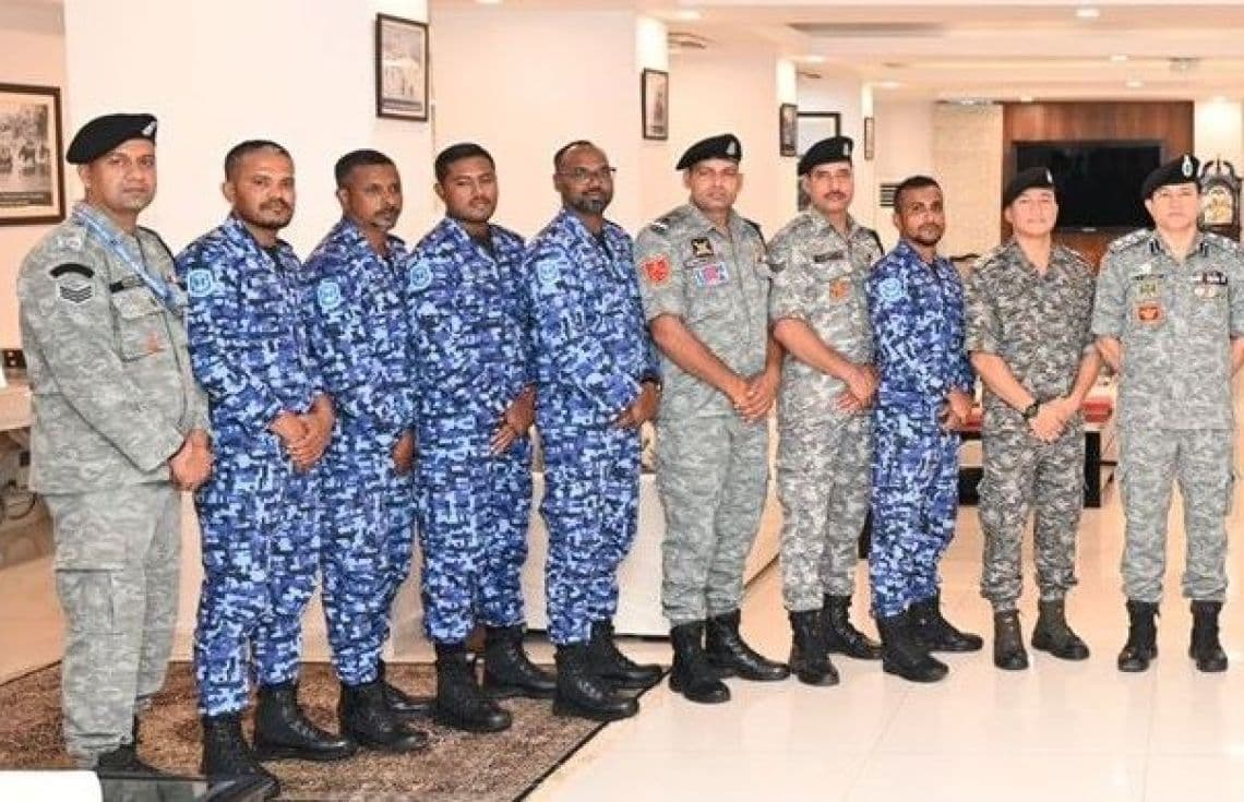 އިންޑިއާގައި ވީއައިޕީ ސެކިއުރިޓީ ޓްރެއިނިންގައި ބައިވެރިވި ބައެއް ދިވެހި ފުލުހުން, އިންޑިއާގެ ފުލުހުންނާއެކު / ފޮޓޯ: ޕޮލިސް