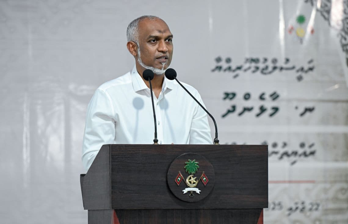 ރައީސް މާޅެންދޫ ރައްޔިތުންނާއި މުހާތަބު ކުރައްވަނީ. ފޮޓޯ:ރައީސް އޮފީސް
