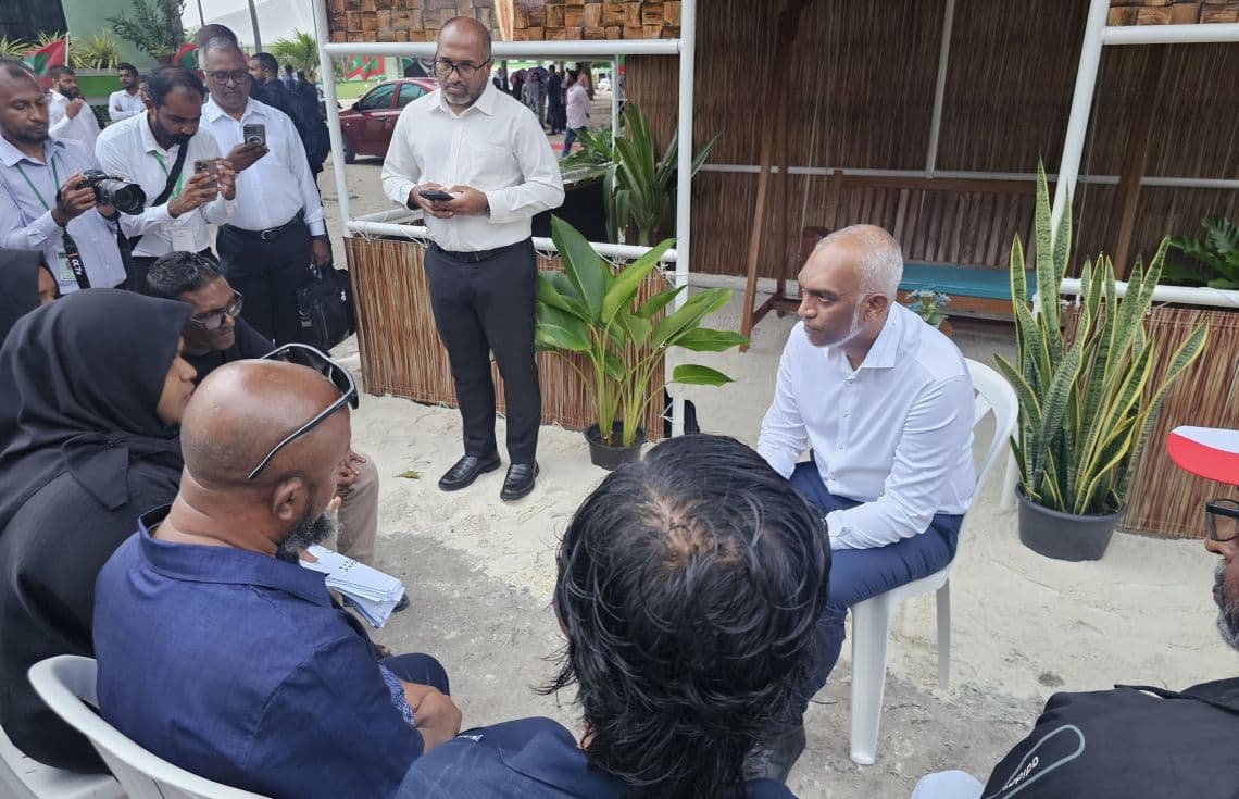 ރައީސް، ޒަކިއްޔާގެ އާއިލާއާ ބައްދަލުކުރައްވައި ވާހަކަދައްކަވަނީ--- ފޮޓޯ:ޚުލާސާ