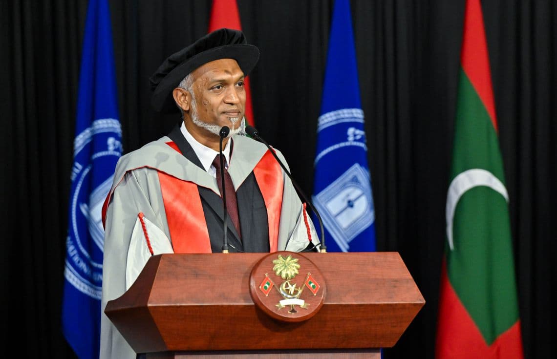 ދިވެހިރާއްޖޭގެ ގައުމީ ޔުނިވަރސިޓީގެ ދަސްވެނިވުމެއްގައި ރައީސް ޑރ. މުޢިއްޒު ވާހަކަފުޅުދައްކަވަނީ. / ފޮޓޯ: ރައީސް އޮފީސް