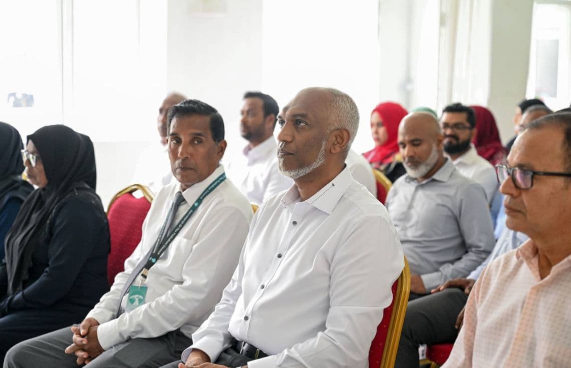 ރައީސް ފޮއްދޫގެ ރައްޔިތުންނާއި ބައްދަލުކުރެއްވުމުގެ ތެރެއިން.---ފޮޓޯ:ރައީސް އޮފީސް