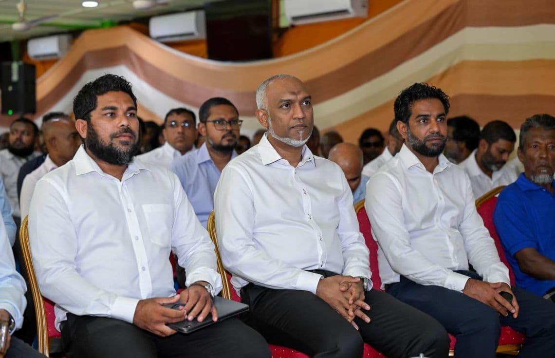 ރައީސް މާފަރުގެ ރައްޔިތުންނާއި ކުރެއްވި ބައްދަލުވުމުގެ ތެރެއިން.--ފޮޓޯ:ރައީސް އޮފީސް