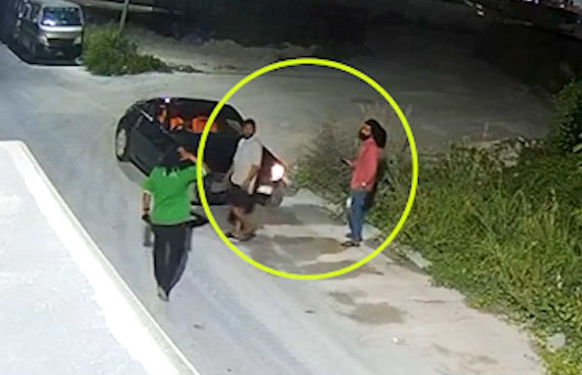 ފުލުހުން ހޯދަމުން އަންނަ ދެމީހުން ވީޑިއޯގައި ފާހަގަކޮށްފައި / ފޮޓޯ: ޕޮލިސް