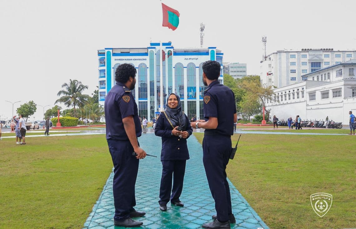އިމިގްރޭޝަން އޮފިސަރުންތަކެއް ޖުމްހޫރީ މައިދާނުގައި މަޑުކޮށްލައިގެން: މިނިވަން ދުވަހާ ގުޅިގެން ލިބޭ ބަންދުގައި ވެސް ޕާސްޕޯޓްގެ ހިދުމަތް ލިބޭނެ / ފޮޓޯ: އިމިގްރޭޝަން