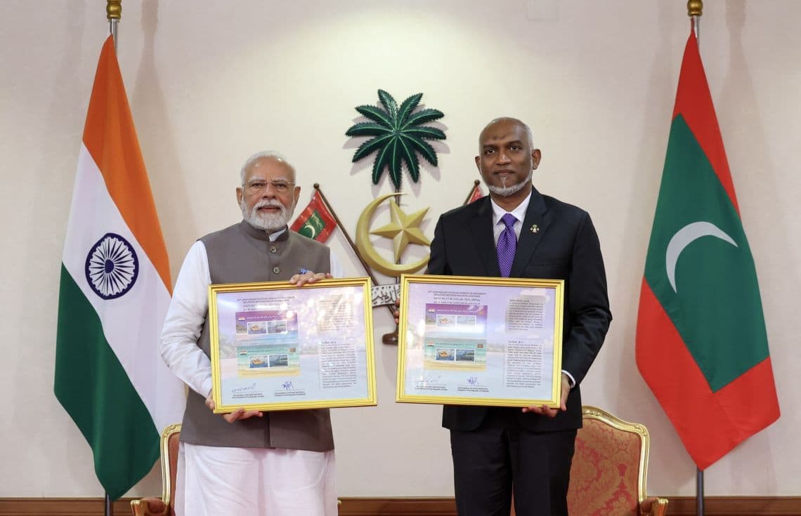 އިންޑިއާގެ ބޮޑުވަޒީރު ނަރެންދްރަ މޯދީއާއި ރާއްޖޭގެ ރައީސުލްޖުމްހޫރިއްޔާ ޑރ. މުޙައްމަދު މުޢިއްޒު ސްޓޭމްޕާއެކު ނެންގެވި ފޮޓޯއެއް.