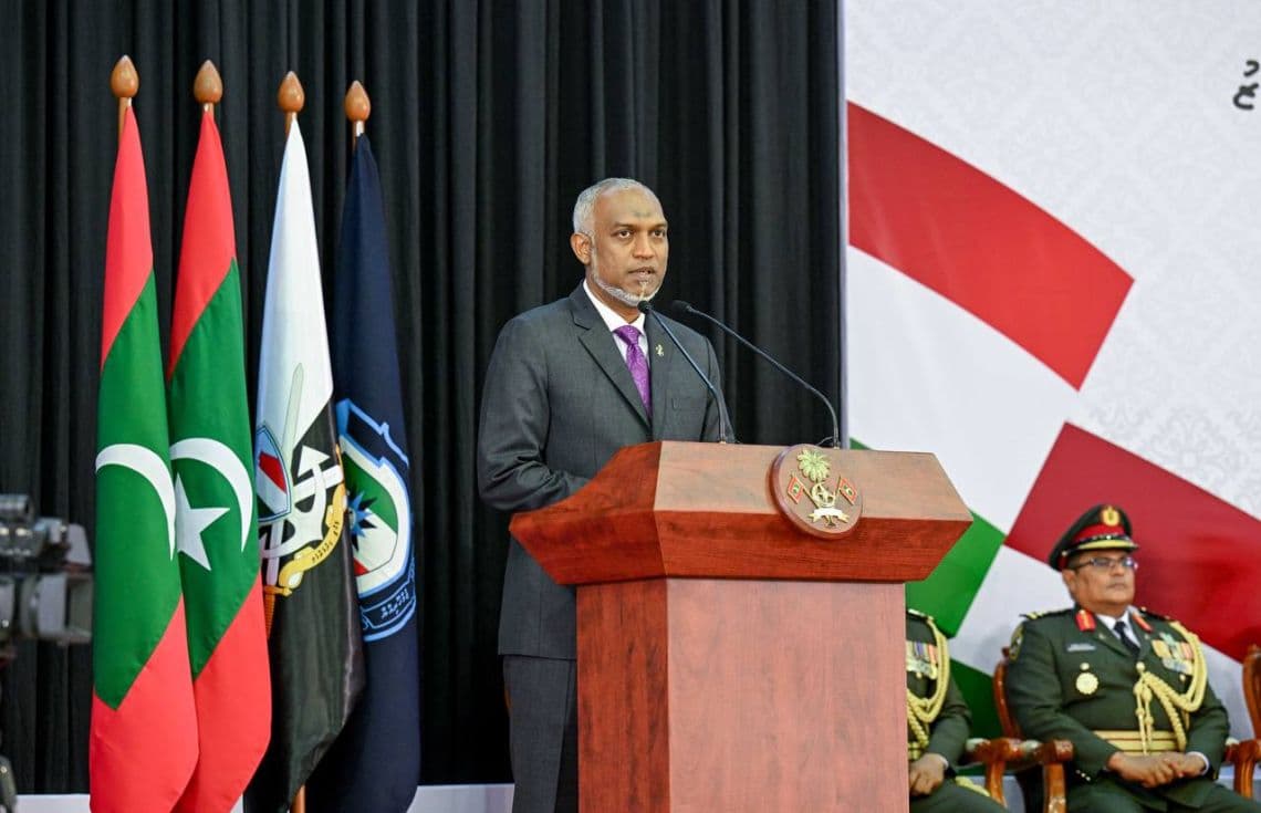 މިނިވަން ދުވަހުގެ މުނާސަބަތުގައި، ދިވެހި ސިފައިންނާއި ދިވެހި ފުލުހުންނާ ބައްދަލުކުރައްވައި ރައީސް ވާހަކަފުޅުދައްކަވަނީ. / ފޮޓޯ: ރައީސް އޮފީސް