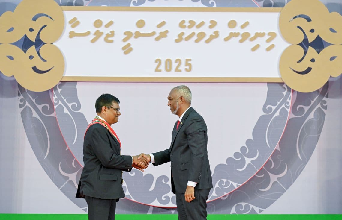 ރާއްޖޭގެ ކުރީގެ އުއްތަމަ ފަނޑިޔާރު އަހުމަދު މުއުތަސިމް އަދުނާނަށް ގާނޫނީ އަދި ޝަރުއީ ދާއިރާއިން ނިޝާން އިއްޒުއްދީން އިއްޒަތުގެ ވެރިޔާގެ ލަގަބް، ރައީސް ޑރ. މުހައްމަދު މުއިއްޒު އަރުވަނީ-- ފޮޓޯ: ރައީސް އޮފީސް