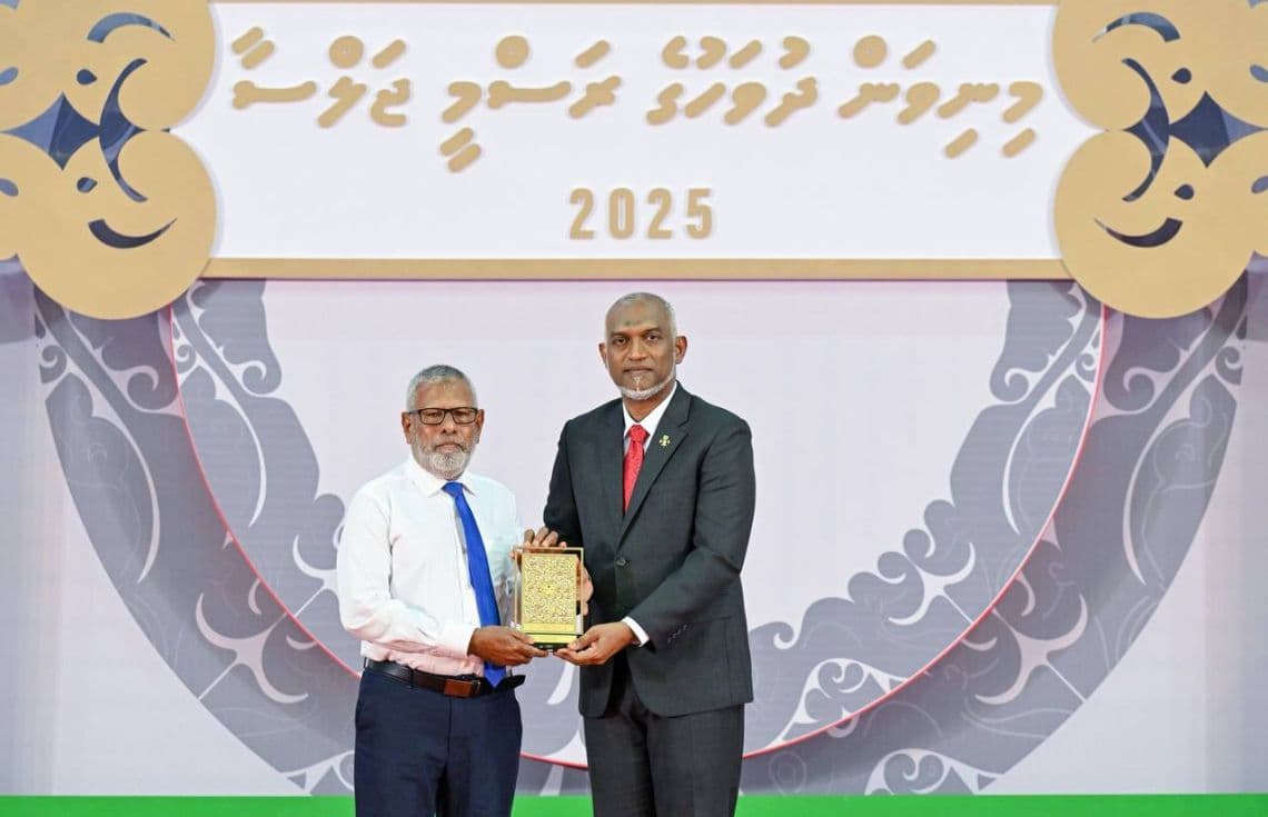 މިނިވަންދުވަހުގެ ޖަލްސާގެ ތެރެއިން ދައުލަތަށް ގިނަދުވަހު ހިދުމަތްކޮށްދެއްވި ފަރާތްތަކަށް އިނާމު ދިނުމުގެ ތެރެއިން.--ފޮޓޯ:ރައީސް އޮފީސް