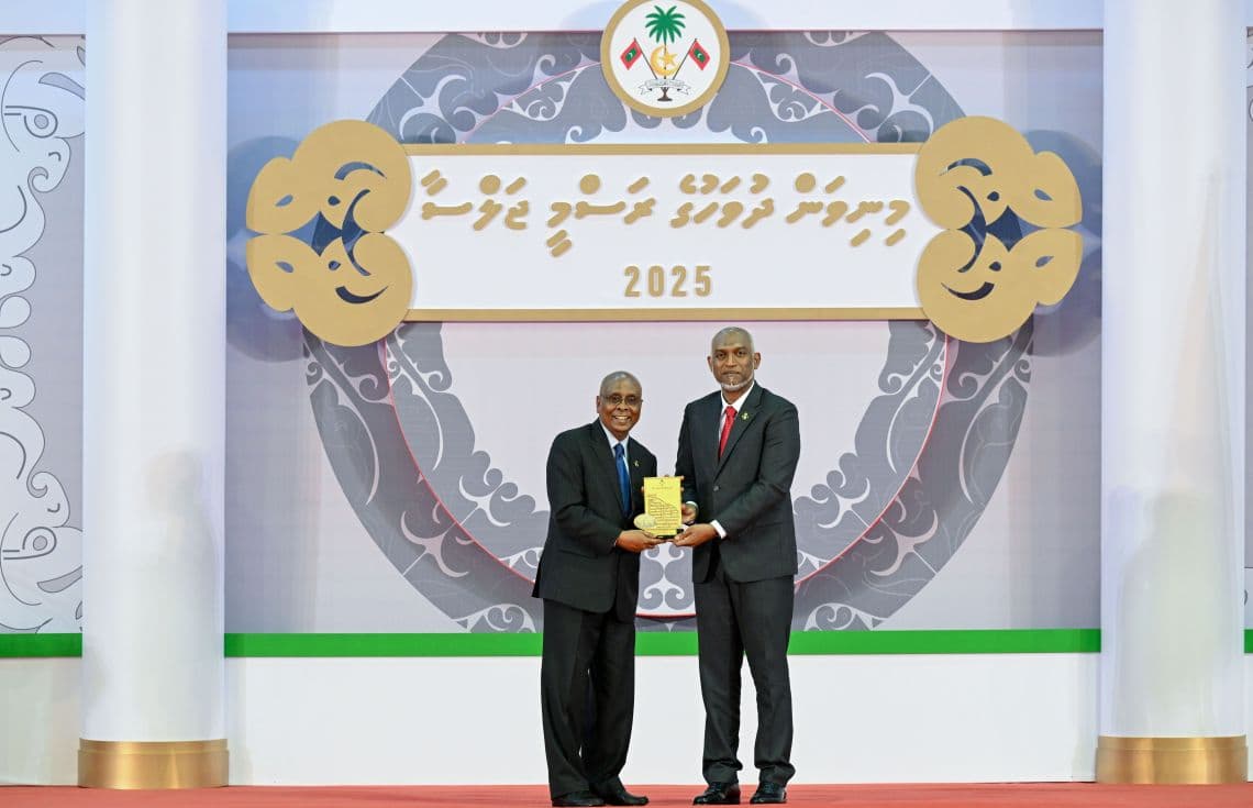 ރައީސް ޑރ. މުހައްމަދު މުއިއްޒު, ޚާރިޖީ ހިދުމަތުގެ އެންމެ މަތިވެރި ޝަރަފް އަހްމަދު ސަލީމަށް އަރުވަނީ / ފޮޓޯ: ރައީސް އޮފީސް