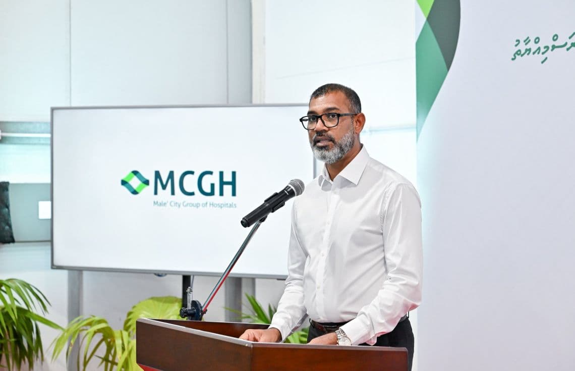 ހުޅުމާލޭގެ އޮރެންޖު ހިޔާ ބިލްޑިންގައި ގާއިމްކުރި ޑަޔަލިސިސް ސެންޓަރު ހުޅުވުމަށް ބޭއްވި ރަސްމިއްޔާތުގައި މާލެ ސިޓީ ގްރޫޕް އޮފް ހޮސްޕިޓަލްސްގެ ސީއީއޯ އިބްރާހިމް އަބްދުއްރައްޒާގް ހަލީމް ވާހަކަދައްކަވަނީ. / ފޮޓޯ: ރައީސް އޮފީސް